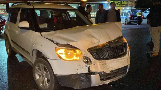 Esenyurt'ta ticari taksiyle otomobil kafa kafaya çarpıştı: 2 yaralı