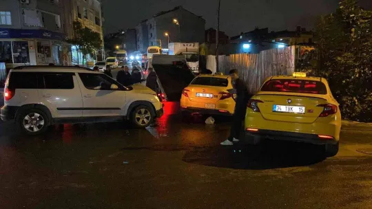 Esenyurt'ta ticari taksiyle otomobil kafa kafaya çarpıştı: 2 yaralı