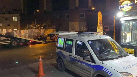 Esenyurt'ta ticari taksiyle otomobil kafa kafaya çarpıştı: 2 yaralı