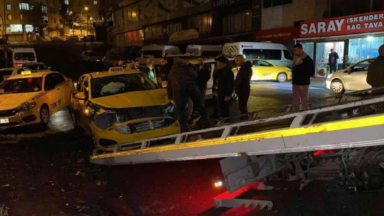 Esenyurt'ta ticari taksiyle otomobil kafa kafaya çarpıştı: 2 yaralı