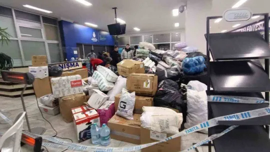 Esenyurt'ta vatandaşlar depremzedeler için seferber oldu