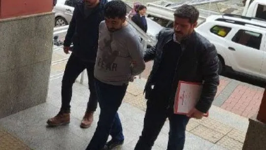Eşini ve kayınpederini öldüren şüpheli adliyede