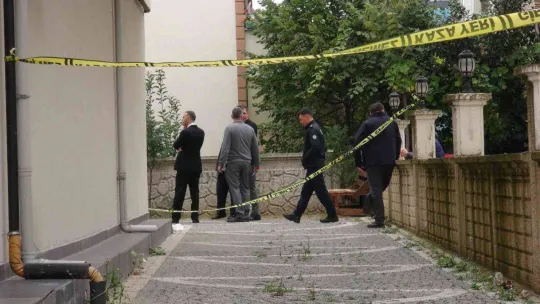 Eşini ve kayınpederini öldüren şüpheli adliyede