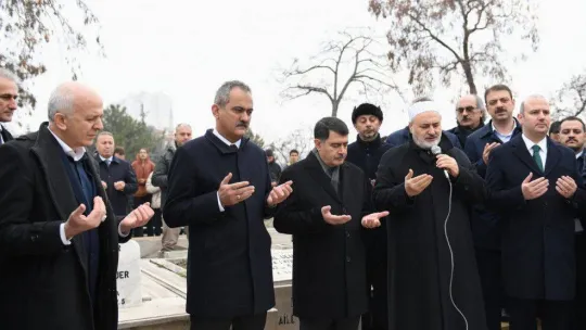 Eski Milli Eğitim Bakanı İleri, vefatının 61. yılında kabri başında anıldı
