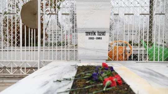 Eski Milli Eğitim Bakanı İleri, vefatının 61. yılında kabri başında anıldı