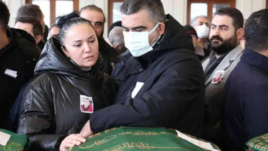 Eski milli futbolcu Ümit Özat'ın babası Ali Özat son yolculuğuna uğurlandı