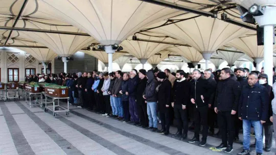 Eski milli futbolcu Ümit Özat'ın babası Ali Özat son yolculuğuna uğurlandı