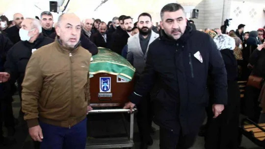 Eski milli futbolcu Ümit Özat'ın babası Ali Özat son yolculuğuna uğurlandı