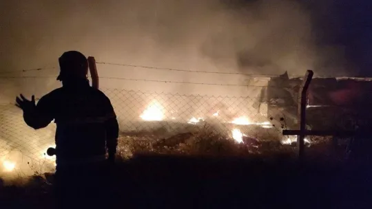 Eski tavuk çiftliği alev alev yandı