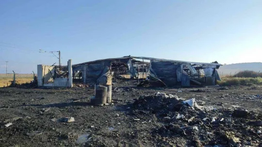 Eski tavuk çiftliği alev alev yandı