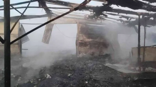 Eski tavuk çiftliği alev alev yandı