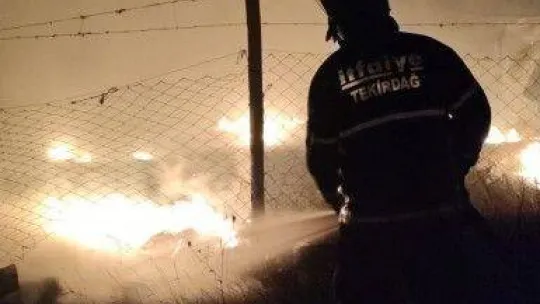 Eski tavuk çiftliği alev alev yandı