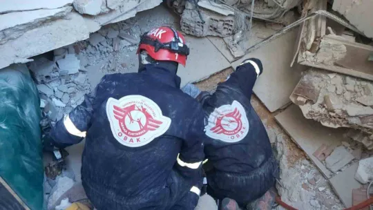 Eskişehir'den giden arama kurtarma ekipleri Antakya'da enkaz altından 2 kişiyi kurtardı