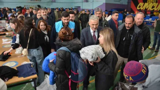 Eskişehir İl Milli Eğitim Müdürlüğü koordinasyonunda depremden etkilenen vatandaşlara ulaştırılmak üzere malzeme desteği sağlanıyor
