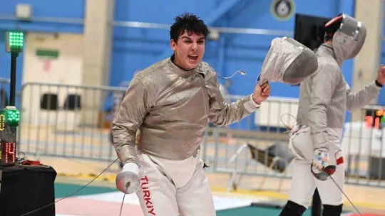 Eskrimci Tolga Aslan genç erkekler kılıçta bronz madalya kazandı