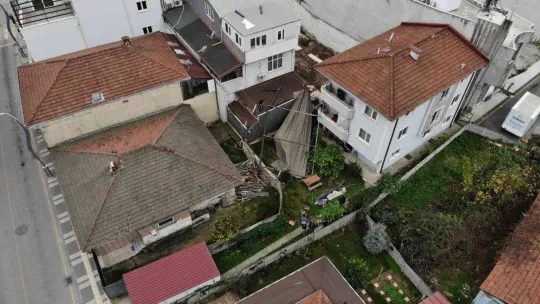 Etkili olan lodos, binanın tentesini uçurdu