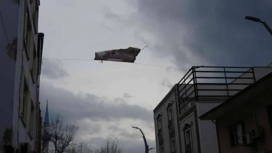 Etkili olan lodos, binanın tentesini uçurdu