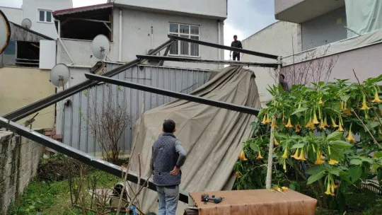 Etkili olan lodos, binanın tentesini uçurdu