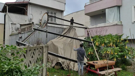 Etkili olan lodos, binanın tentesini uçurdu
