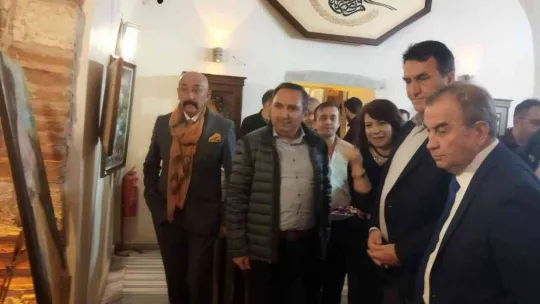 Ev hanımlığını ressamlığı taşıyan Sema Çakır, renkleri tablolarında dans ettirdi