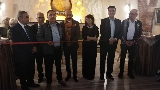 Ev hanımlığını ressamlığı taşıyan Sema Çakır, renkleri tablolarında dans ettirdi