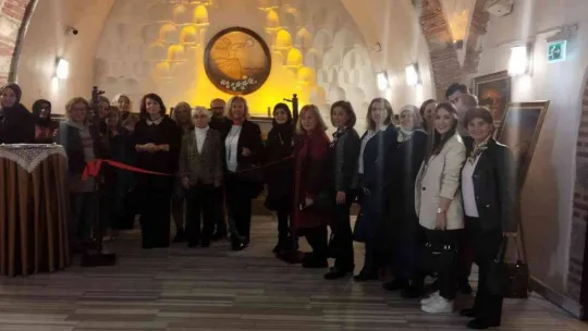 Ev hanımlığını ressamlığı taşıyan Sema Çakır, renkleri tablolarında dans ettirdi