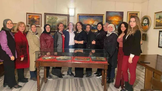 Ev hanımlığını ressamlığı taşıyan Sema Çakır, renkleri tablolarında dans ettirdi