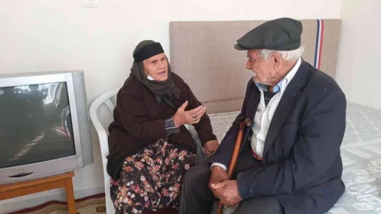 Ev sahibi tarafından sokağa atılan yaşlı çift yeni evine kavuştu