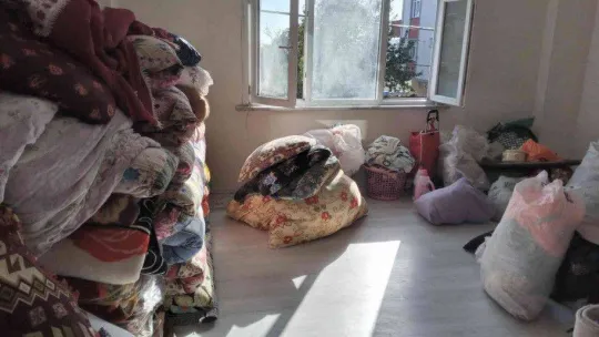 Ev sahibi tarafından sokağa atılan yaşlı çift yeni evine kavuştu