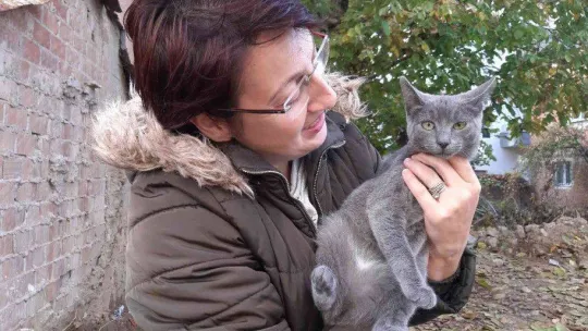 Evden kaçan yavru Rus kedisi, 2 gün ağaçta mahsur kaldı