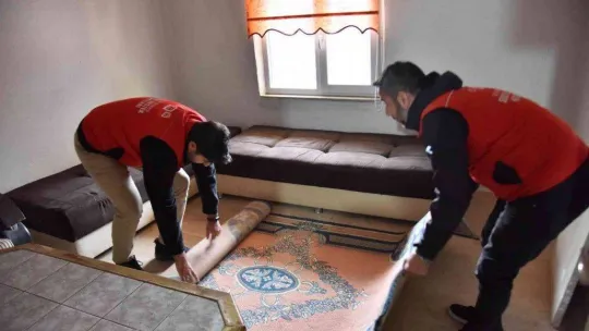 Evi yanan yaşlı kadına belediyeden yardım eli uzandı