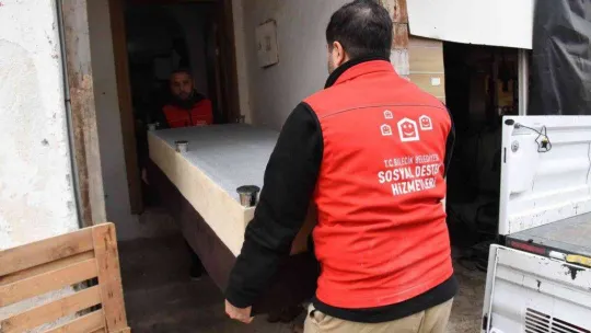 Evi yanan yaşlı kadına belediyeden yardım eli uzandı