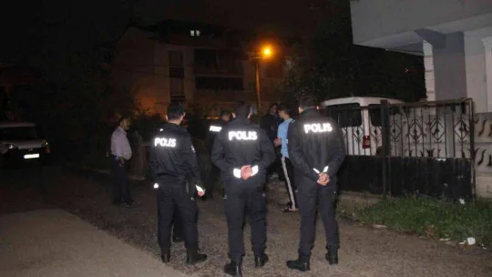 Evin bahçesinde bulunan aracı kundaklayıp kayıplara karıştılar