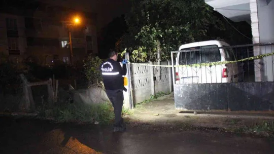 Evin bahçesinde bulunan aracı kundaklayıp kayıplara karıştılar