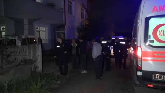 Evin bahçesinde bulunan aracı kundaklayıp kayıplara karıştılar