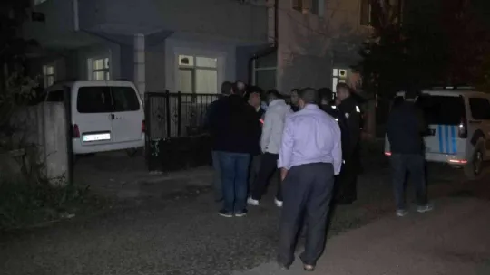 Evin bahçesinde bulunan aracı kundaklayıp kayıplara karıştılar