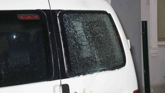 Evin bahçesinde bulunan aracı kundaklayıp kayıplara karıştılar