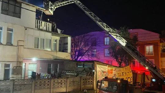 Evinde çıkan yangını söndürmek isterken yaralandı