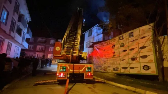 Evinde çıkan yangını söndürmek isterken yaralandı