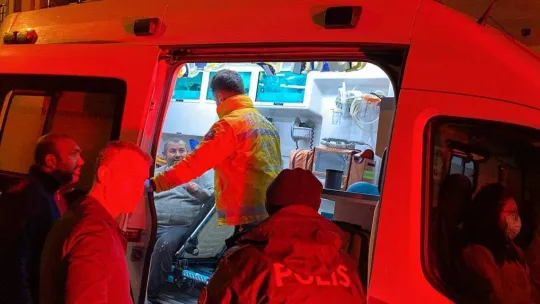 Evinde çıkan yangını söndürmek isterken yaralandı