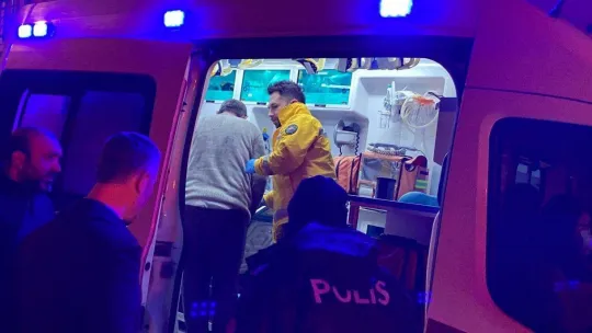 Evinde çıkan yangını söndürmek isterken yaralandı