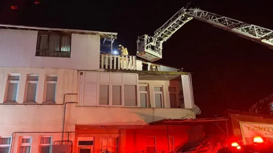 Evinde çıkan yangını söndürmek isterken yaralandı