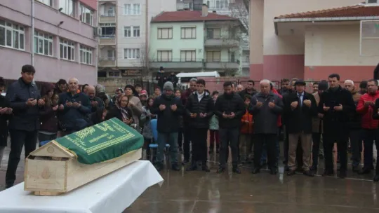 Evinde ölü bulunan okul müdürünün cenazesi memleketine uğurlandı