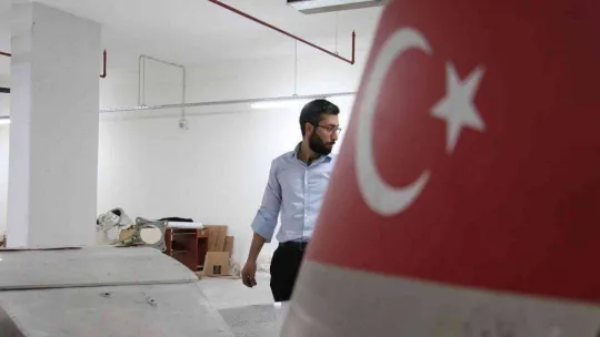 Evinin terasında yaptığı insansız hava aracı, Yunanistan tarafından ilk insansız hava aracı olarak tanıtıldı