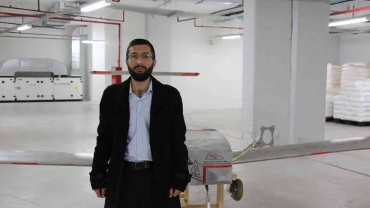 Evinin terasında yaptığı insansız hava aracı, Yunanistan tarafından ilk insansız hava aracı olarak tanıtıldı