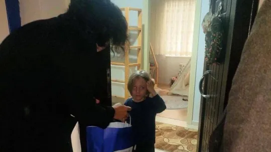 Evlerinde ziyaret edilen küçük çocukları okula davet ediyorlar