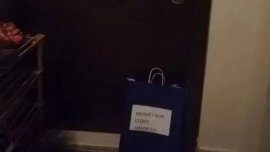 Evlerinde ziyaret edilen küçük çocukları okula davet ediyorlar