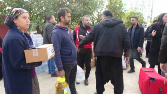 Evlerinden sağ kurtulan Kozanlı depremzedeler diğer illerdeki depremzedeler için seferber oldu