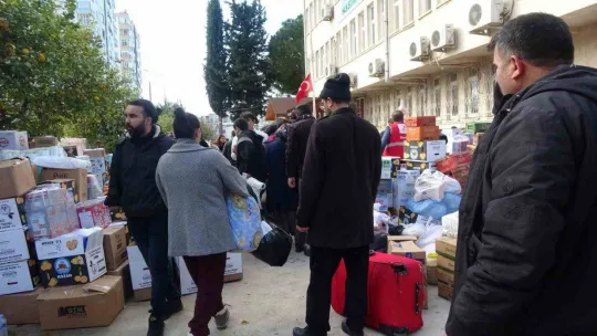 Evlerinden sağ kurtulan Kozanlı depremzedeler diğer illerdeki depremzedeler için seferber oldu