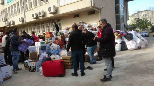 Evlerinden sağ kurtulan Kozanlı depremzedeler diğer illerdeki depremzedeler için seferber oldu